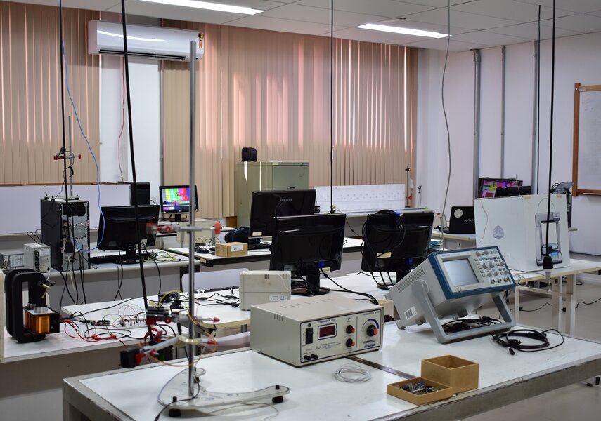 Imagem do laboratório remoto mostrando as mesas e computadores